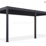 Wizualizacja perspektywiczna dużej, sześciometrowej pergoli bioklimatycznej Marlo w kolorze antracytowym, przedstawiona na białym tle. Konstrukcja składa się z dwóch połączonych sekcji dachowych, wspartych na trzech pionowych słupach o kwadratowym przekroju, co pozwala na uzyskanie znacznej szerokości zadaszenia. Każda z sekcji wypełniona jest ciemnymi, aluminiowymi lamelami, które są obecnie ustawione w pozycji poziomej (zamkniętej). Wzdłuż wewnętrznych belek ramy dachowej widoczne są zintegrowane listwy z oświetleniem LED, emitujące subtelny blask. Całość systemu cechuje się nowoczesną, surową estetyką, matowym wykończeniem powierzchni oraz stabilnymi stopami montażowymi przy podstawie słupów, charakterystycznymi dla konstrukcji wolnostojących lub przyściennych o dużej rozpiętości.