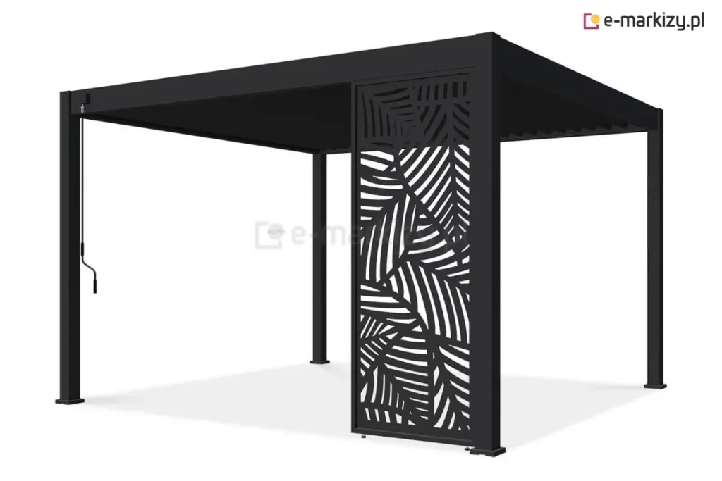 Wizualizacja przedstawia nowoczesną pergolę tarasową Marlo w kolorze antracytowym, wyposażoną w pojedynczy, dekoracyjny panel osłonowy. Konstrukcja pergoli opiera się na czterech nogach o kwadratowym przekroju, podtrzymujących płaski dach z systemem poziomych lameli. Panel boczny posiada unikalny, ażurowy wzór wycinany laserowo, który przedstawia motyw dużych liści egzotycznych, takich jak palma lub monstera. Element ten jest zamontowany na stopkach, które umożliwiają regulację poziomu ich ustawienia na nierównym podłożu. Na przednim lewym słupie widoczna jest czarna korba ręczna z długim drążkiem, służąca do regulacji kąta nachylenia lameli dachowych. Całość osadzona jest na jasnym podłożu w minimalistycznym otoczeniu, co podkreśla estetyczny i funkcjonalny charakter aluminiowej zabudowy.