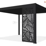 Wizualizacja przedstawia nowoczesną pergolę tarasową Marlo w kolorze antracytowym, wyposażoną w pojedynczy, dekoracyjny panel osłonowy. Konstrukcja pergoli opiera się na czterech nogach o kwadratowym przekroju, podtrzymujących płaski dach z systemem poziomych lameli. Panel boczny posiada unikalny, ażurowy wzór wycinany laserowo, który przedstawia motyw dużych liści egzotycznych, takich jak palma lub monstera. Element ten jest zamontowany na stopkach, które umożliwiają regulację poziomu ich ustawienia na nierównym podłożu. Na przednim lewym słupie widoczna jest czarna korba ręczna z długim drążkiem, służąca do regulacji kąta nachylenia lameli dachowych. Całość osadzona jest na jasnym podłożu w minimalistycznym otoczeniu, co podkreśla estetyczny i funkcjonalny charakter aluminiowej zabudowy.