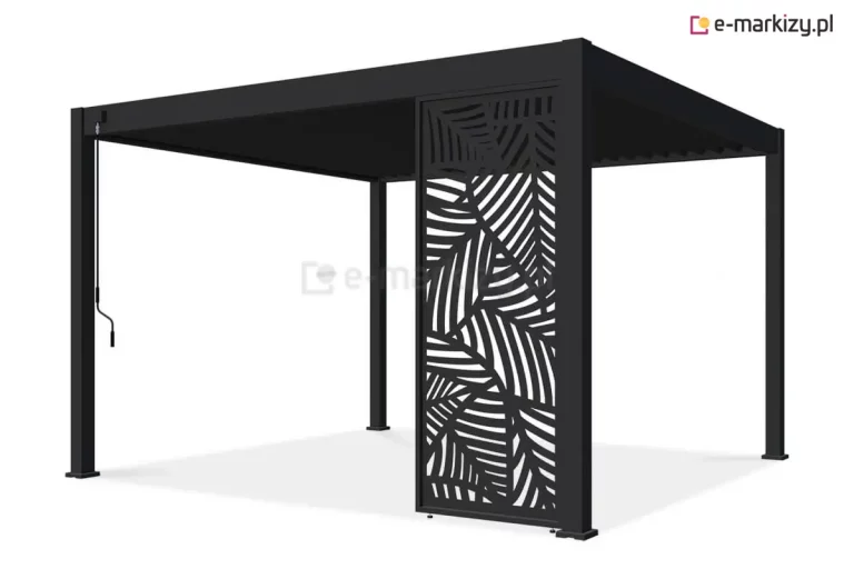 Wizualizacja przedstawia nowoczesną pergolę tarasową Marlo w kolorze antracytowym, wyposażoną w pojedynczy, dekoracyjny panel osłonowy. Konstrukcja pergoli opiera się na czterech nogach o kwadratowym przekroju, podtrzymujących płaski dach z systemem poziomych lameli. Panel boczny posiada unikalny, ażurowy wzór wycinany laserowo, który przedstawia motyw dużych liści egzotycznych, takich jak palma lub monstera. Element ten jest zamontowany na stopkach, które umożliwiają regulację poziomu ich ustawienia na nierównym podłożu. Na przednim lewym słupie widoczna jest czarna korba ręczna z długim drążkiem, służąca do regulacji kąta nachylenia lameli dachowych. Całość osadzona jest na jasnym podłożu w minimalistycznym otoczeniu, co podkreśla estetyczny i funkcjonalny charakter aluminiowej zabudowy.