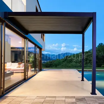 Aluminiowa pergola Gloria zamocowana do ściany luksusowego budynku przy basenie