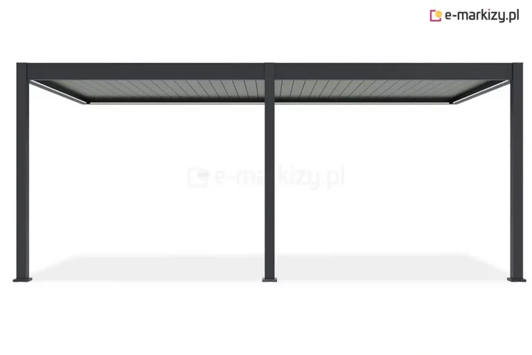 Wizualizacja frontowa szerokiej, dwusekcyjnej pergoli bioklimatycznej Marlo w wersji elektrycznej, przedstawiona na czystym, białym tle. Konstrukcja w kolorze antracytowym wspiera się na trzech pionowych słupach o kwadratowym przekroju, co wskazuje na wariant przyścienny o dużej powierzchni zadaszenia. Dach podzielony jest na dwie równe sekcje wypełnione ruchomymi lamelami w kolorze jasnoszarym, które są obecnie całkowicie zamknięte, tworząc jednolitą i płaską płaszczyznę. Brak widocznych korb sterujących potwierdza zastosowanie napędu elektrycznego, który pozwala na automatyczną regulację kąta nachylenia lameli. Minimalistyczna forma systemu podkreślona jest przez proste linie ram oraz estetyczne stopy montażowe u podstawy każdego ze słupów.