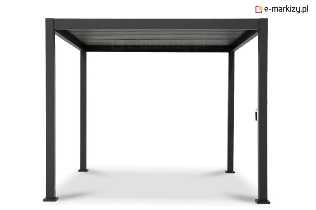 Antracytowa pergola bioklimatyczna Gloria w wersji wolnostojącej, zaprezentowana od frontu na jasnym tle. Konstrukcja opiera się na czterech smukłych słupach o kwadratowym przekroju, wyposażonych w widoczne u podstawy stopy montażowe. Zadaszenie stanowi system poziomych, ruchomych lameli, które w tej konfiguracji pozostają szczelnie zamknięte, tworząc płaską i jednolitą powierzchnię dachu. Po prawej stronie, przy jednym ze słupów, znajduje się pionowy drążek korbowy z ergonomiczną rączką, przeznaczony do manualnej regulacji kąta nachylenia lameli. Całość wykonana jest z aluminium o matowej strukturze, co podkreśla nowoczesny i minimalistyczny styl produktu.