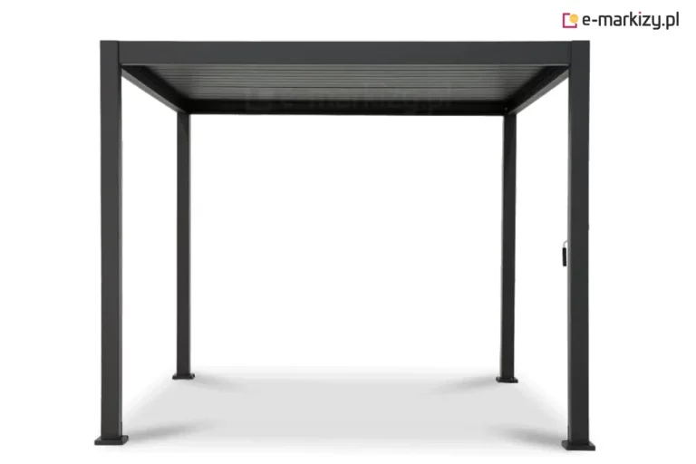 Antracytowa pergola bioklimatyczna Gloria w wersji wolnostojącej, zaprezentowana od frontu na jasnym tle. Konstrukcja opiera się na czterech smukłych słupach o kwadratowym przekroju, wyposażonych w widoczne u podstawy stopy montażowe. Zadaszenie stanowi system poziomych, ruchomych lameli, które w tej konfiguracji pozostają szczelnie zamknięte, tworząc płaską i jednolitą powierzchnię dachu. Po prawej stronie, przy jednym ze słupów, znajduje się pionowy drążek korbowy z ergonomiczną rączką, przeznaczony do manualnej regulacji kąta nachylenia lameli. Całość wykonana jest z aluminium o matowej strukturze, co podkreśla nowoczesny i minimalistyczny styl produktu.