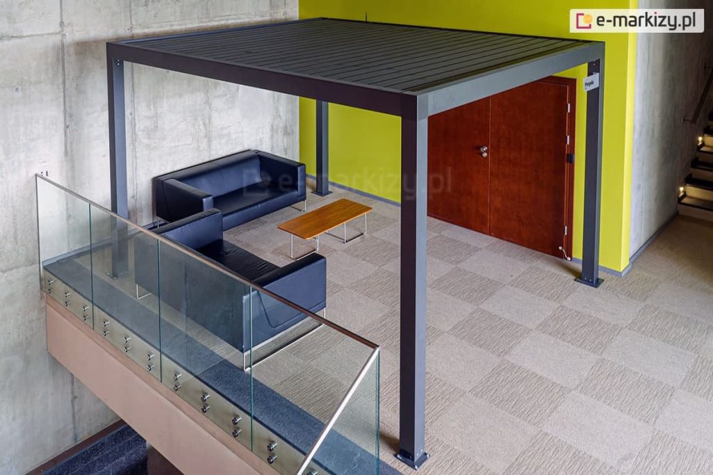 Zadaszenie tarasowe SB 350 Selt z zamkniętym dachem ustawione na tarasie w pobliżu schodów przy żółtej ścianie