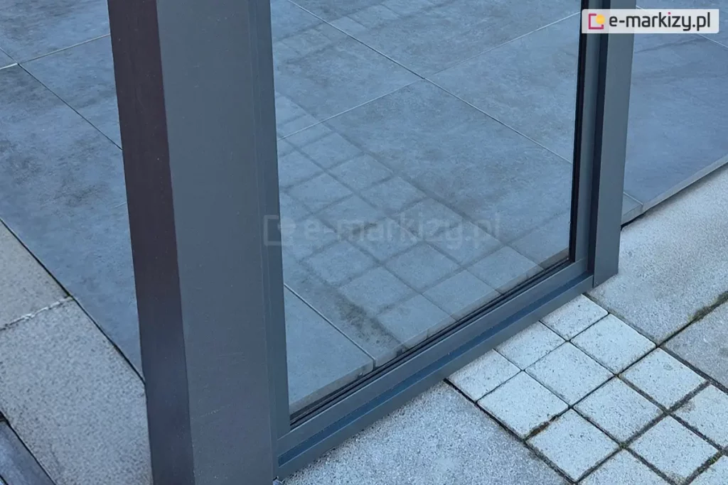 Dolne połączenie aluminiowej zabudowy stałej Fest ze szkłem — solidny profil aluminiowy łączący szybę z podporą tarasu