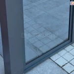 Dolne połączenie aluminiowej zabudowy stałej Fest ze szkłem — solidny profil aluminiowy łączący szybę z podporą tarasu