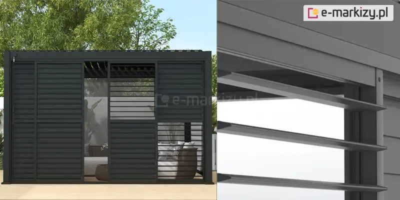 Grafika składa się z dwóch części: po lewej stronie znajduje się wizualizacja frontu antracytowej pergoli tarasowej, a po prawej techniczne zbliżenie na detal jej zadaszenia. Lewa sekcja przedstawia konstrukcję o płaskim dachu lamelowym, której ściana frontowa została zabudowana przesuwnymi panelami żaluzjowymi w kolorze ciemnego antracytu. Panele te, składające się z poziomych listew, są częściowo rozsunięte, odsłaniając wnętrze pergoli z widoczną jasną sofą i dekoracyjnymi poduszkami. Całość ustawiona jest na jasnym tarasie w otoczeniu zielonych drzew i krzewów. Prawa część grafiki to powiększenie detalu mechanicznego, pokazujące sposób osadzenia i kąt nachylenia lameli w górnej ramie konstrukcyjnej. Aluminiowe pióra zadaszenia mają aerodynamiczny kształt i są lekko uchylone, co uwidacznia precyzję wykonania oraz matową, strukturalną powierzchnię malowania proszkowego.