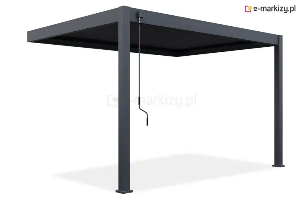 Wizualizacja perspektywiczna wolnostojącej pergoli bioklimatycznej Marlo w kolorze antracytowym, przedstawiona na czystym, białym tle. Konstrukcja zadaszenia wsparta jest na dwóch pionowych słupach o kwadratowym przekroju, charakteryzujących się matowym wykończeniem. Dach pergoli składa się z gęsto ułożonych, aluminiowych lameli w kolorze antracytowym, które znajdują się w pozycji całkowicie zamkniętej, tworząc jednolitą i szczelną płaszczyznę. Na lewym słupie, tuż pod górną belką ramy, zamontowany jest mechaniczny system sterowania w postaci długiej, pionowej korby z ergonomicznym, czarnym uchwytem, umożliwiający ręczną regulację kąta nachylenia lameli. Całość konstrukcji posiada minimalistyczny design z wyraźnie zarysowanymi krawędziami i stabilnymi stopami montażowymi przy podstawie słupów.