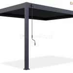 Wizualizacja perspektywiczna wolnostojącej pergoli bioklimatycznej Marlo w kolorze antracytowym, przedstawiona na czystym, białym tle. Konstrukcja zadaszenia wsparta jest na dwóch pionowych słupach o kwadratowym przekroju, charakteryzujących się matowym wykończeniem. Dach pergoli składa się z gęsto ułożonych, aluminiowych lameli w kolorze antracytowym, które znajdują się w pozycji całkowicie zamkniętej, tworząc jednolitą i szczelną płaszczyznę. Na lewym słupie, tuż pod górną belką ramy, zamontowany jest mechaniczny system sterowania w postaci długiej, pionowej korby z ergonomicznym, czarnym uchwytem, umożliwiający ręczną regulację kąta nachylenia lameli. Całość konstrukcji posiada minimalistyczny design z wyraźnie zarysowanymi krawędziami i stabilnymi stopami montażowymi przy podstawie słupów.