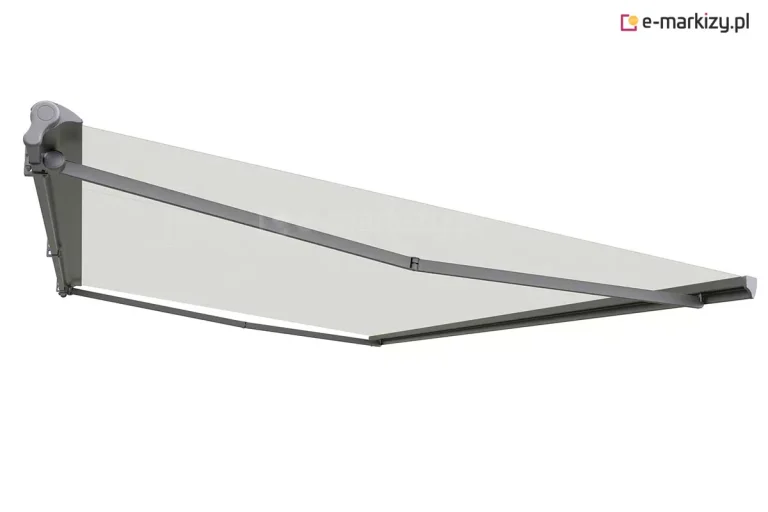 Markiza tarasowa w pełnej kasecie pokazana w rzucie bocznym pod skosem na białym tle. Konstrukcja w kolorze antracytowym składa się z aluminiowej kasety o opływowym kształcie, dwóch przegubowych ramion bocznych oraz belki frontowej. Jasnoszara tkanina akrylowa jest napięta między kasetą a profilem przednim. Prawe ramię markizy jest wyraźnie widoczne na pierwszym planie, pokazując mechanizm zgięcia w połowie długości. Po lewej stronie zdjęcia widoczny jest masywny profil boczny kasety z zaślepką, chroniący mechanizm nawojowy i silnik markizy przed warunkami atmosferycznymi.