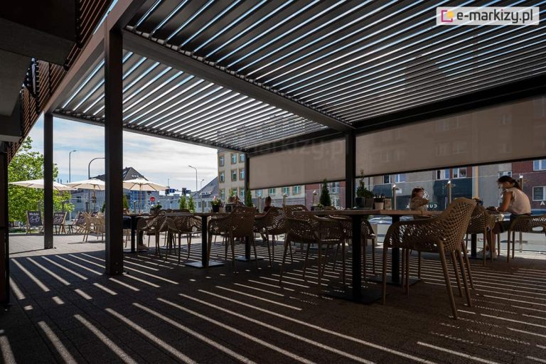 Pergola SB400 Selt z roletami bocznymi Ziiip 120 wydziela miejsce dla klientów restauracji, dach lamelowy zapewnia im ochronę przed słońcem i deszczem.