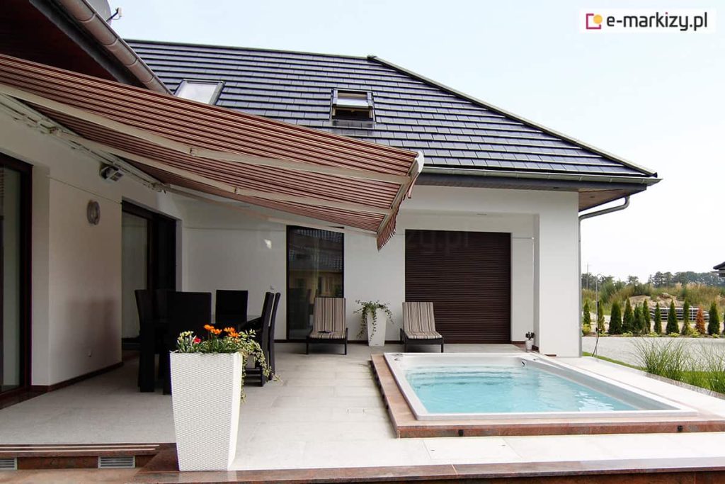 Dom jednorodzinny z basenem i markizą