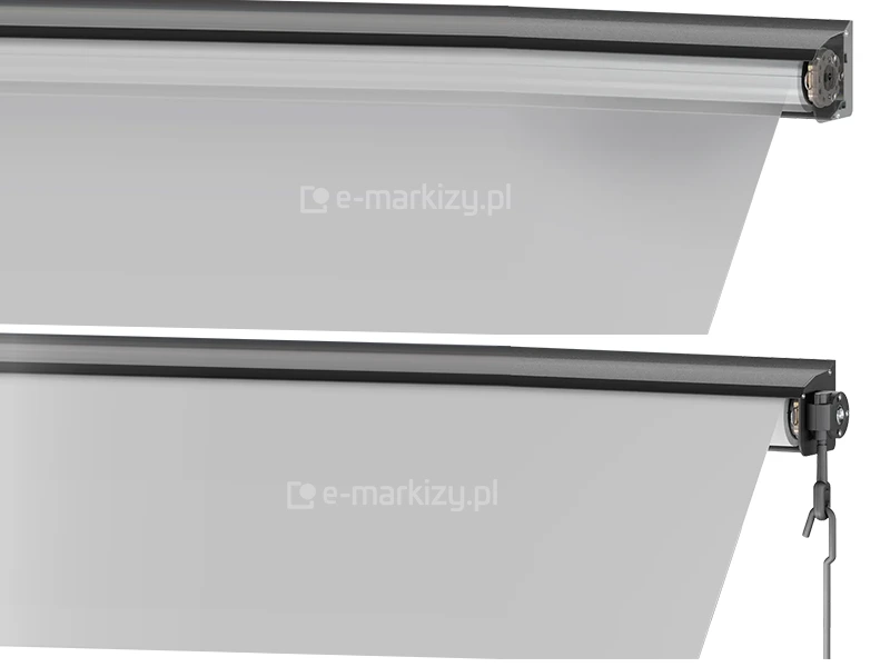 Zdjęcie prezentuje dwa ujęcia tej samej markizy balkonowo sklepowej w kasecie w dwóch różnych opcjach sterowania. W górnej części zdjęcia prezentowany jest widok techniczny prezentujący górną część konstrukcji markizy balkonowo sklepowej w wersji z napędem elektrycznym ukazaną na jednolitym białym tle. Centralnym elementem jest aluminiowa kaseta w kolorze ciemnego antracytu o nowoczesnym kwadratowym profilu która chroni mechanizm nawijający oraz tkaninę przed wpływem czynników atmosferycznych. Z wnętrza kasety wysuwa się gładkie poszycie w jasnoszarym odcieniu o matowej teksturze. W prawym narożniku obudowy widoczny jest precyzyjny mechanizm boczny z odsłoniętym elementem obrotowym osadzonym w czarnym uchwycie montażowym który umożliwia płynne rolowanie materiału na rurę nawojową. Konstrukcja cechuje się minimalistycznym designem i wysoką jakością wykończenia detali technicznych. Poniżej zaprezentowany został widok techniczny wariantu markizy balkonowo sklepowej wyposażonej w system sterowania ręcznego przedstawiony na białym tle. Na zdjęciu widoczna jest podłużna kaseta ochronna wykonana z lakierowanego na ciemny grafit aluminium z której rozwija się tkanina w kolorze jasnoszarym. Kluczowym detalem tej wersji jest zewnętrzny mechanizm przekładni umieszczony po prawej stronie obudowy do którego przymocowane jest stalowe ucho zakończone hakiem. W hak wpięty jest pionowy metalowy drążek służący do ręcznego rozwijania i zwijania osłony przeciwsłonecznej. Wszystkie elementy mechaniczne takie jak nity mocujące oraz wspornik boczny są wyraźnie zaznaczone podkreślając solidną budowę urządzenia przeznaczonego do montażu nad witrynami sklepowymi lub na balkonach.