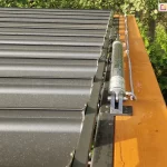 Belka pergoli z zamontowanym silnikiem elektrycznym poruszającym układ przesuwny dachy z lameli aluminiowych
