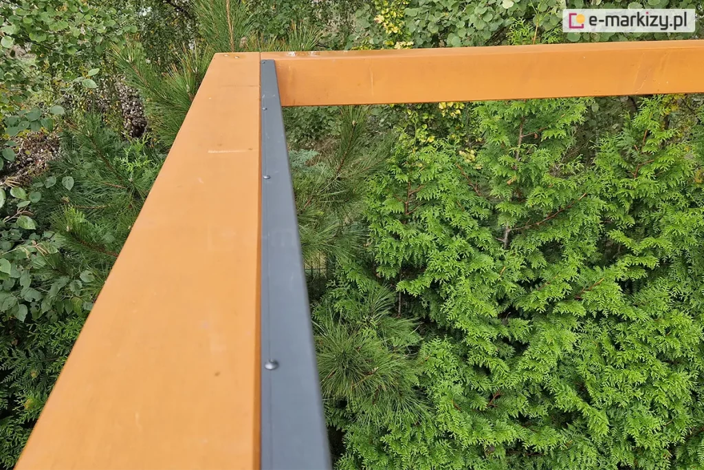 Belka poprzeczna drewnianej pergoli wraz z listwa konstrukcji dachu umożliwiająca montaż paneli aluminiowych