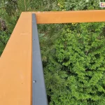 Belka poprzeczna drewnianej pergoli wraz z listwa konstrukcji dachu umożliwiająca montaż paneli aluminiowych