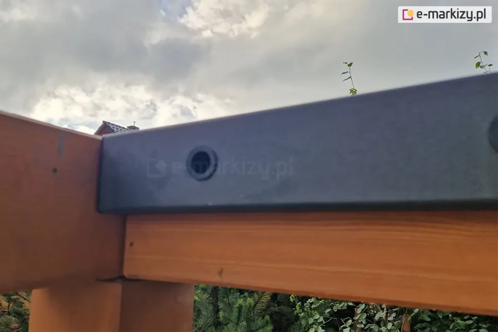 Belka montażowa dachu panelowego na pergoli drewnianej z osadzonym elementem motazu paneli