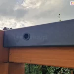 Belka montażowa dachu panelowego na pergoli drewnianej z osadzonym elementem motazu paneli