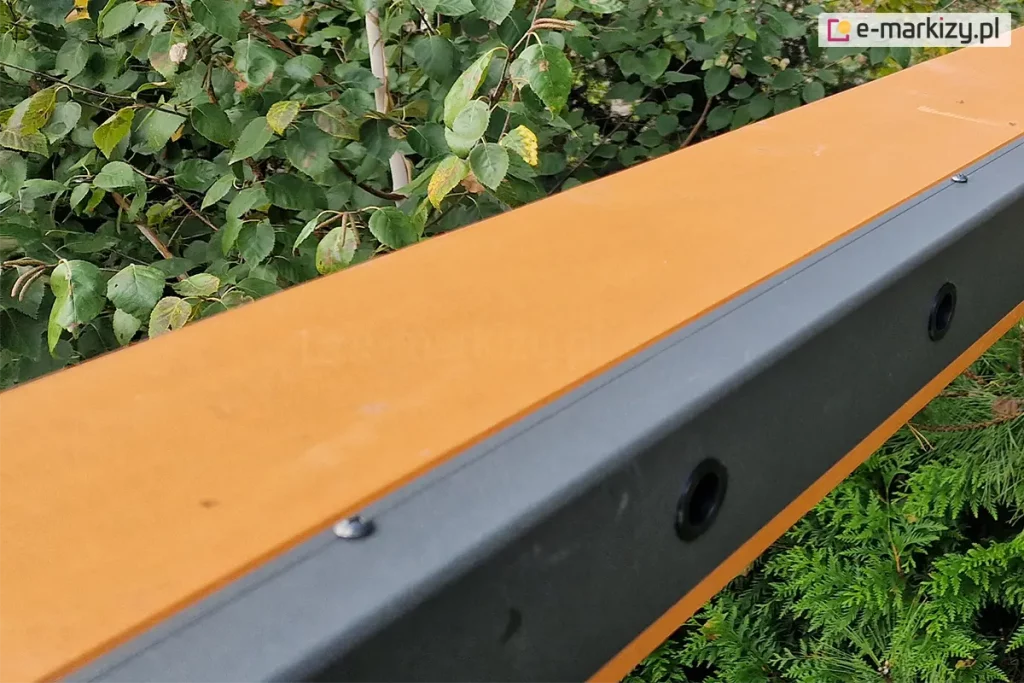 Belka pozioma pergoli drewnianej z umieszczona listwa montażową lameli konstrukcji dachu SB400