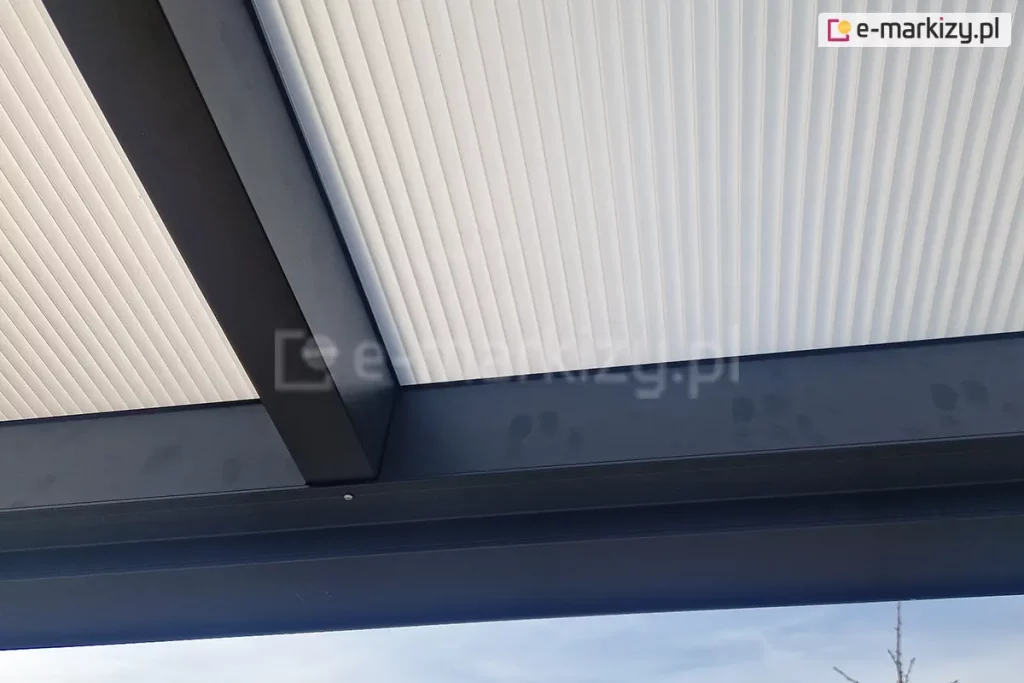 Belki aluminiowe konstrukcji zadaszenia w kolorze antracyt z poszyciem z poliwęglanu