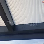 Belki aluminiowe konstrukcji zadaszenia w kolorze antracyt z poszyciem z poliwęglanu