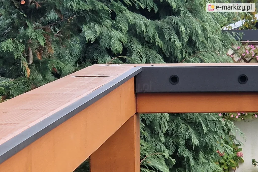 Belki pergoli drewnianej z zamontowana listwa montażowa dla paneli dachu i listwą uszczelniającą