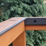 Belki pergoli drewnianej z zamontowana listwa montażowa dla paneli dachu i listwą uszczelniającą