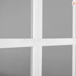 Zbliżenie na profile ścianek z poliwęglanu do pergoli Gloria. Białe profile ramki oraz szprosu podkreślają barwę antracytowego poliwęglanu. Środkowe panele stykają się, tworząc szczelną zabudowę ścian pergoli.