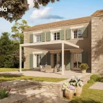 Wizualizacja nowoczesnej pergoli Essential Tarasola w wersji przyściennej, zintegrowanej z architekturą luksusowej rezydencji w stylu śródziemnomorskim. Konstrukcja modelu Essential Tarasola wykonana jest z aluminium w kolorze kremowej bieli i posiada płaski dach lamelowy. Pod zadaszeniem zaaranżowano jasną strefę wypoczynkową z plecionymi meblami ogrodowymi, na którą składają się sofa oraz fotele z szarymi poduszkami, ustawione wokół niskiego stolika kawowego. Budynek mieszkalny o piaszczystej, kamiennej elewacji wyposażony jest w liczne okna i drzwi tarasowe z charakterystycznymi, błękitno-szarymi okiennicami. Cała posesja jest wielopoziomowa; pergola Essential Tarasola znajduje się na podwyższonym tarasie wysypanym jasnym żwirem, do którego prowadzą szerokie, kamienne schody z boku. Na pierwszym planie widoczne są duże, ceramiczne donice z kwitnącymi kwiatami oraz zadbany trawnik otoczony niską roślinnością i lawendą. W tle rozciąga się gęsty pas zielonych drzew, a nad całością widoczne jest pogodne, błękitne niebo z delikatnymi chmurami. Zdjęcie podkreśla elegancki i harmonijny charakter konstrukcji Essential Tarasola w otoczeniu klasycznej architektury i naturalnego ogrodu.