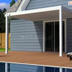 Biała pergola tarasowa Marlo zamontowana do elewacji klasycznego budynku z szarymi panelami ściennymi. Konstrukcja pergoli opiera się na dwóch pionowych, kwadratowych słupach wspierających zadaszenie z ruchomymi lamelami ustawionymi w pozycji zamkniętej. Pergola osłania wyjście tarasowe z przesuwnymi przeszklonymi drzwiami. Całość znajduje się na drewnianym tarasie wykonanym z brązowych desek kompozytowych, umiejscowionym bezpośrednio przy basenie, którego fragment tafli wody widoczny jest na pierwszym planie. Po lewej i prawej stronie na tarasie ustawione są nowoczesne leżaki basenowe z białymi materacami. W tle widoczne jest zielone ogrodzenie panelowe oraz ściana drzew iglastych pod jasnoniebieskim, lekko zachmurzonym niebem.