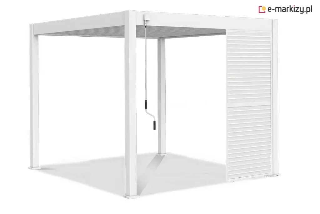 Biała wolnostojąca pergola tarasowa o nowoczesnej, minimalistycznej konstrukcji zaprezentowana na jednolitym jasnym tle. Konstrukcja opiera się na czterech pionowych słupach o kwadratowym przekroju, które podtrzymują płaski dach wyposażony w system ruchomych lameli. Zadaszenie jest w pełni poziome, a widoczne od spodu lamele są ustawione równolegle do siebie. Do przedniej belki konstrukcyjnej przymocowana jest pionowa korba ręczna z czarnym uchwytem, służąca do mechanicznego sterowania kątem nachylenia lameli dachowych. Po prawej stronie pergoli zamontowano panel boczny w formie stałej żaluzji o poziomej strukturze, który wypełnia około jedną trzecią szerokości między prawymi słupami. Cała konstrukcja, włączając w to słupy, ramę dachu oraz wypełnienie boczne, jest wykonana w jednolitym białym kolorze. Pod pergolą widoczny jest delikatny, szary cień rzucany przez konstrukcję na podłoże.