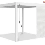 Biała wolnostojąca pergola tarasowa o nowoczesnej, minimalistycznej konstrukcji zaprezentowana na jednolitym jasnym tle. Konstrukcja opiera się na czterech pionowych słupach o kwadratowym przekroju, które podtrzymują płaski dach wyposażony w system ruchomych lameli. Zadaszenie jest w pełni poziome, a widoczne od spodu lamele są ustawione równolegle do siebie. Do przedniej belki konstrukcyjnej przymocowana jest pionowa korba ręczna z czarnym uchwytem, służąca do mechanicznego sterowania kątem nachylenia lameli dachowych. Po prawej stronie pergoli zamontowano panel boczny w formie stałej żaluzji o poziomej strukturze, który wypełnia około jedną trzecią szerokości między prawymi słupami. Cała konstrukcja, włączając w to słupy, ramę dachu oraz wypełnienie boczne, jest wykonana w jednolitym białym kolorze. Pod pergolą widoczny jest delikatny, szary cień rzucany przez konstrukcję na podłoże.