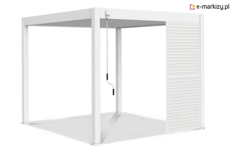 Biała wolnostojąca pergola tarasowa o nowoczesnej, minimalistycznej konstrukcji zaprezentowana na jednolitym jasnym tle. Konstrukcja opiera się na czterech pionowych słupach o kwadratowym przekroju, które podtrzymują płaski dach wyposażony w system ruchomych lameli. Zadaszenie jest w pełni poziome, a widoczne od spodu lamele są ustawione równolegle do siebie. Do przedniej belki konstrukcyjnej przymocowana jest pionowa korba ręczna z czarnym uchwytem, służąca do mechanicznego sterowania kątem nachylenia lameli dachowych. Po prawej stronie pergoli zamontowano panel boczny w formie stałej żaluzji o poziomej strukturze, który wypełnia około jedną trzecią szerokości między prawymi słupami. Cała konstrukcja, włączając w to słupy, ramę dachu oraz wypełnienie boczne, jest wykonana w jednolitym białym kolorze. Pod pergolą widoczny jest delikatny, szary cień rzucany przez konstrukcję na podłoże.