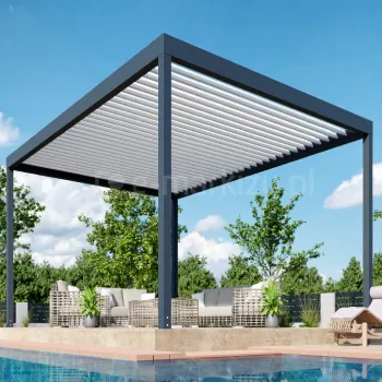 Nowoczesna, wolnostojąca pergola bioklimatyczna Essential Tarasola z dachem z obrotowych lameli osadzona jest na czterech solidnych podporach i prezentuje minimalistyczną formę idealną do dużych ogrodów. Konstrukcja w antracytowym kolorze zapewnia precyzyjne zacienienie i komfortowy mikroklimat, a jasne lamele odbijają światło, dając przyjemny chłód. Pergola stoi przy basenie otoczonym zielenią i wakacyjną, relaksującą atmosferą.