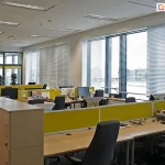 Żaluzje fasadowe c50 galeria osłon na przestronnych oknach, żaluzje skutecznie osłaniają biuro przed słońcem i w zależności od ustawienia wpuszczają inną ilość światła