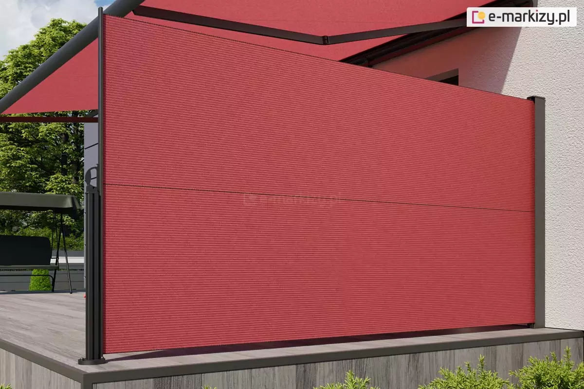 Markiza boczna Bora zamocowana na skraju drewnianego tarasu z widoczną na nim ławeczką z daszkiem z tkaniny. Kolorystyka parawanu: antracytowa konstrukcja i czerwone poszycie dopasowana została do barw markizy tarasowej widocznej ponad poszyciem Bory.