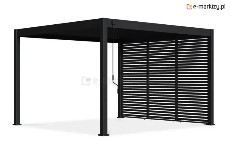 Wizualizacja przedstawia nowoczesną pergolę tarasową Marlo w kolorze antracytowym, w której jeden z bocznych boków został zabudowany trzema panelami żaluzjowymi. Konstrukcja pergoli jest wsparta na czterech solidnych nogach o kwadratowym przekroju, a płaski dach wyposażony jest w system ruchomych lameli. Panele boczne posiadają wypełnienie z gęsto ułożonych, poziomych listew o stałym nachyleniu, które tworzą estetyczną barierę wizualną i chronią przed słońcem. Na przednim słupie zamontowana jest czarna korba ręczna z długim drążkiem, służąca do sterowania mechanizmem zadaszenia. Każdy z trzech paneli żaluzjowych wyposażony jest u dołu w stopki montażowe widoczne nad podłożem, co umożliwia dopasowanie poziomu zabudowy bocznej do nierówności podłoża. Całość kompozycji utrzymana jest w minimalistycznym, technicznym stylu na białym, neutralnym tle.