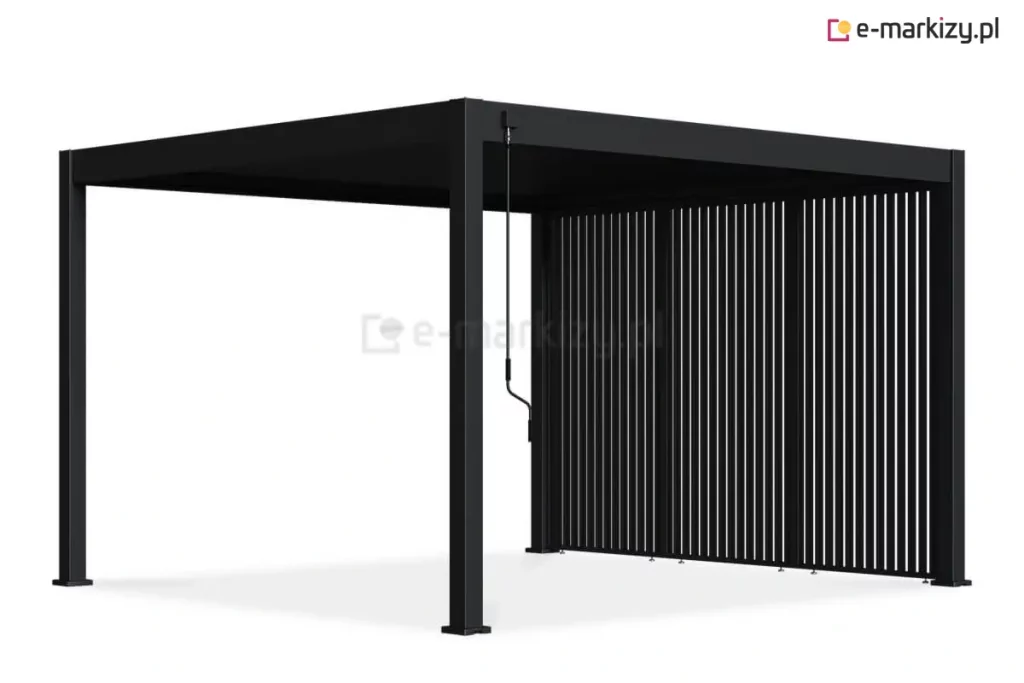 Wizualizacja przedstawia wolnostojącą pergolę tarasową Marlo w kolorze antracytowym, wyposażoną w system bocznej zabudowy żaluzjowej. Konstrukcja o płaskim dachu wsparta jest na czterech solidnych słupach o kwadratowym przekroju. Jeden z bocznych boków pergoli został w całości wypełniony trzema pionowymi panelami przesuwnymi, które składają się z gęsto rozmieszczonych, pionowych lamelek. Lamele te tworzą ażurową ściankę, która zapewnia prywatność oraz ochronę przed słońcem, zachowując jednocześnie przepływ powietrza. Na przedniej belce konstrukcyjnej zamontowana jest czarna korba ręczna, służąca do regulacji zadaszenia. Całość osadzona jest na jasnym podłożu, a minimalistyczny, techniczny styl produktu podkreślają proste linie i matowe wykończenie powierzchni.