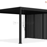 Wizualizacja przedstawia wolnostojącą pergolę tarasową Marlo w kolorze antracytowym, wyposażoną w system bocznej zabudowy żaluzjowej. Konstrukcja o płaskim dachu wsparta jest na czterech solidnych słupach o kwadratowym przekroju. Jeden z bocznych boków pergoli został w całości wypełniony trzema pionowymi panelami przesuwnymi, które składają się z gęsto rozmieszczonych, pionowych lamelek. Lamele te tworzą ażurową ściankę, która zapewnia prywatność oraz ochronę przed słońcem, zachowując jednocześnie przepływ powietrza. Na przedniej belce konstrukcyjnej zamontowana jest czarna korba ręczna, służąca do regulacji zadaszenia. Całość osadzona jest na jasnym podłożu, a minimalistyczny, techniczny styl produktu podkreślają proste linie i matowe wykończenie powierzchni.