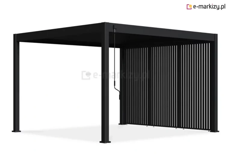 Wizualizacja przedstawia wolnostojącą pergolę tarasową Marlo w kolorze antracytowym, wyposażoną w system bocznej zabudowy żaluzjowej. Konstrukcja o płaskim dachu wsparta jest na czterech solidnych słupach o kwadratowym przekroju. Jeden z bocznych boków pergoli został w całości wypełniony trzema pionowymi panelami przesuwnymi, które składają się z gęsto rozmieszczonych, pionowych lamelek. Lamele te tworzą ażurową ściankę, która zapewnia prywatność oraz ochronę przed słońcem, zachowując jednocześnie przepływ powietrza. Na przedniej belce konstrukcyjnej zamontowana jest czarna korba ręczna, służąca do regulacji zadaszenia. Całość osadzona jest na jasnym podłożu, a minimalistyczny, techniczny styl produktu podkreślają proste linie i matowe wykończenie powierzchni.