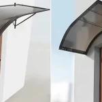 Zdjęcie prezentuje dwie wizualizacje nowoczesnego daszka nad drzwiami wejściowymi o wyraźnym, łukowym kształcie, wykonanego w ciemnobrązowej kolorystyce. Konstrukcja zadaszenia opiera się na dwóch bocznych wspornikach z profilu metalowego, które są połączone ukośnym odciągiem wzmacniającym, tworząc sztywną ramę przytwierdzoną do elewacji. Połać daszka wykonana jest z dymionego poliwęglanu, który został wygięty w łuk, co sprzyja naturalnemu spływaniu wody i zsuwaniu się śniegu. Na dolnej krawędzi zadaszenia zamontowana jest zintegrowana rynienka odpływowa, która skutecznie odprowadza wodę opadową na boki, chroniąc strefę wejścia do budynku. Lewa część grafiki pokazuje daszek na neutralnym, jasnym tle nad drzwiami o strukturze drewna, natomiast prawa strona przedstawia ten sam model zamontowany na białej, tynkowanej ścianie nad nowoczesnymi drzwiami wejściowymi. Całość charakteryzuje się minimalistycznym designem i funkcjonalnym podejściem do ochrony otworów drzwiowych.