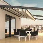 Dach rzymski Square z tkaniną rozwijaną na masywnych prowadnicach aluminiowych układającą się w estetyczne fale