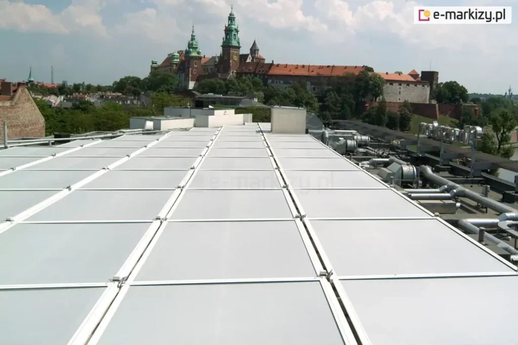 Krakowski hotel Sheraton z dachem pokrytym zewnętrznym białym systemem roletowym Veranda Aluprof w wielu modułach wszystkie sterowane elektrycznie