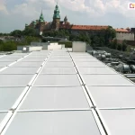 Krakowski hotel Sheraton z dachem pokrytym zewnętrznym białym systemem roletowym Veranda Aluprof w wielu modułach wszystkie sterowane elektrycznie