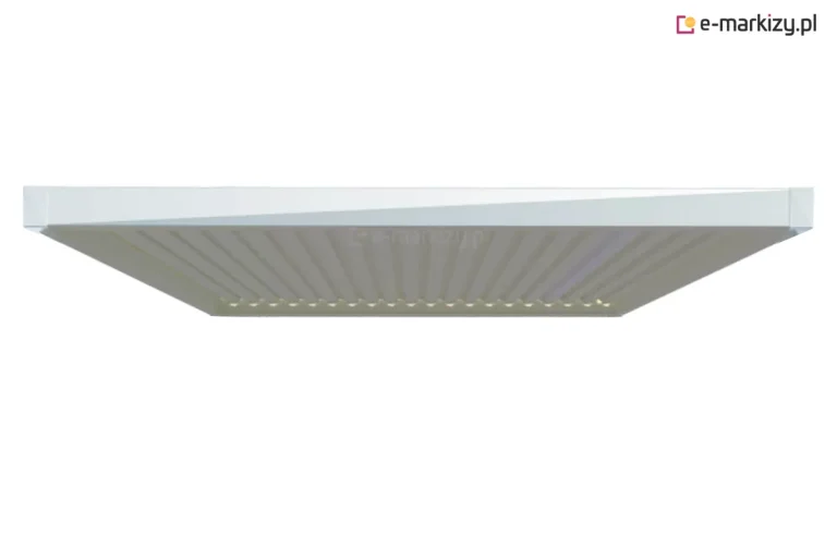 Zdjęcie przedstawia nowoczesne zadaszenie tarasowe, dach lamelowy Tarasola Essential do dowolnej konstrukcji widziany od dołu pod niskim kątem. Produkt ma minimalistyczny, geometryczny design w kolorze białym lub bardzo jasnoszarym. Widoczna jest solidna rama zewnętrzna o czystych liniach. Wnętrze ramy wypełnione jest równoległymi pasami (lamelami), które tworzą dach. Są one ustawione pod kątem, co sugeruje możliwość ich regulacji w celu kontroli wpadającego światła i wentylacji.