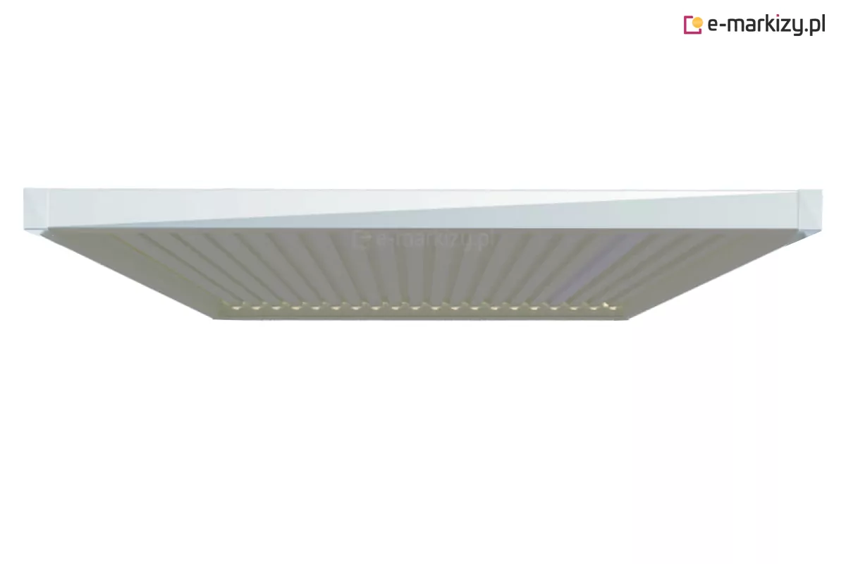 Zdjęcie przedstawia nowoczesne zadaszenie tarasowe, dach lamelowy Tarasola Essential do dowolnej konstrukcji widziany od dołu pod niskim kątem. Produkt ma minimalistyczny, geometryczny design w kolorze białym lub bardzo jasnoszarym. Widoczna jest solidna rama zewnętrzna o czystych liniach. Wnętrze ramy wypełnione jest równoległymi pasami (lamelami), które tworzą dach. Są one ustawione pod kątem, co sugeruje możliwość ich regulacji w celu kontroli wpadającego światła i wentylacji.
