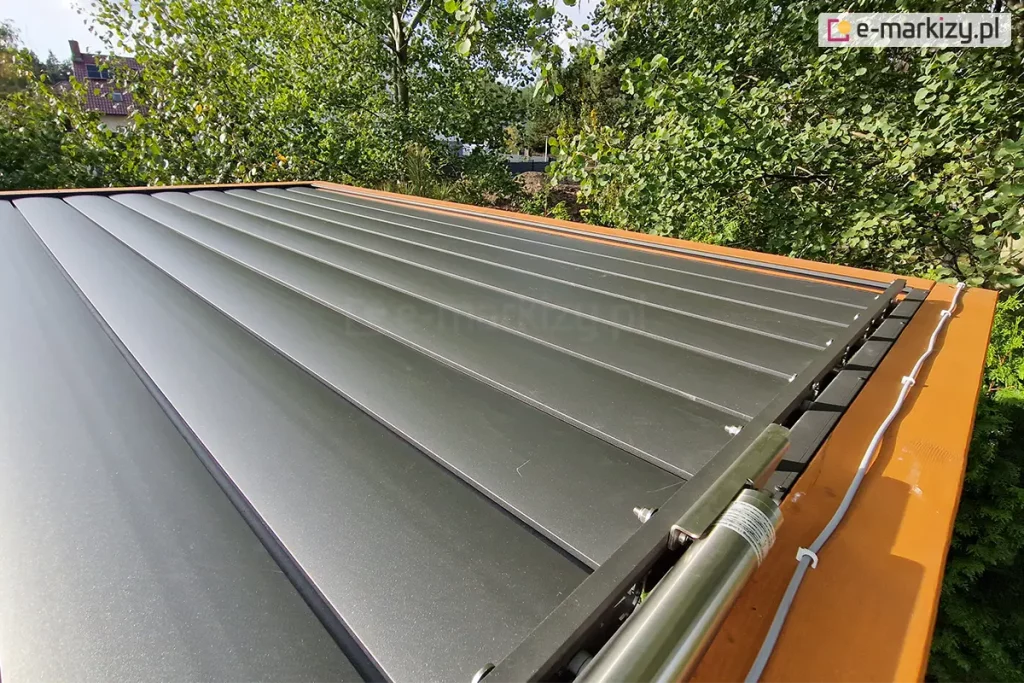 Dach pergoli drewnianej z układem ruchomym sterującym pozycją lameli zasilanym silnikiem elektrycznym