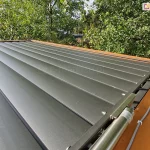 Dach pergoli drewnianej z układem ruchomym sterującym pozycją lameli zasilanym silnikiem elektrycznym