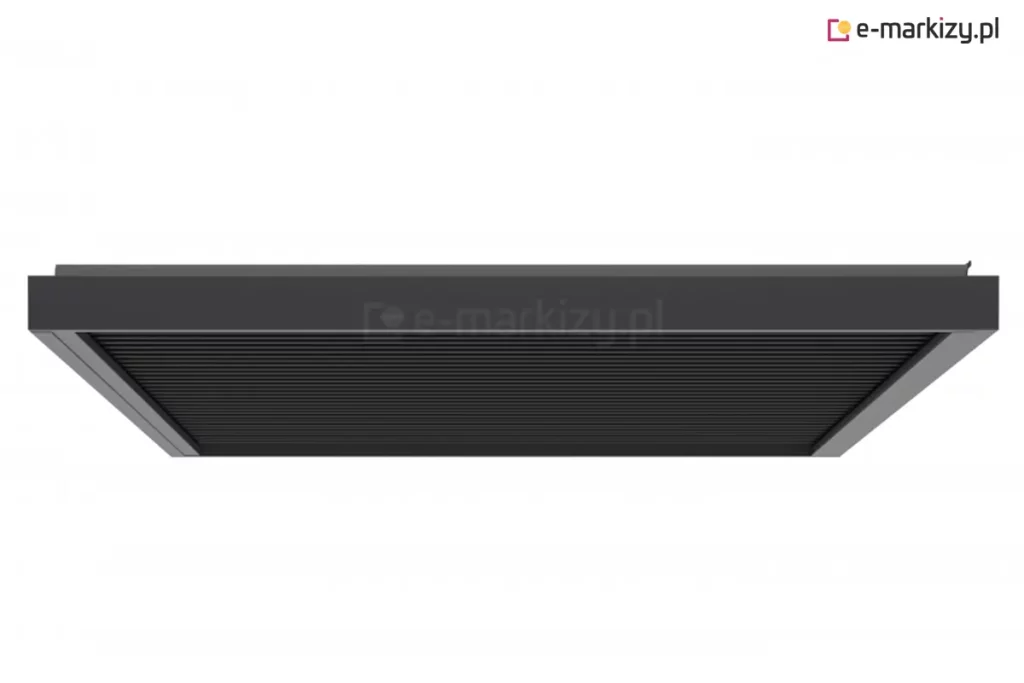 Widok od frontu na dach lamelowy pergoli SB400R w kolorze ciemnografitowym (antracytowym). Zdjęcie przedstawia konstrukcję z perspektywy dolnej, ukazując płaską płaszczyznę dachu wypełnioną równolegle ułożonymi, ruchomymi lamelami aluminiowymi. Lamele są szczelnie zamknięte, tworząc jednolitą, żebrowaną powierzchnię chroniącą przed opadami i słońcem. Całość dachu jest osadzona w solidnej, szerokiej ramie o prostokątnym przekroju, która pełni rolę rynny obwodowej odprowadzającej wodę. Konstrukcja cechuje się minimalistycznym, nowoczesnym designem z wyraźnie zarysowanymi krawędziami i matowym wykończeniem powierzchni.